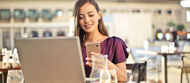 restaurant-advertising-girl-on-phone-at-laptop